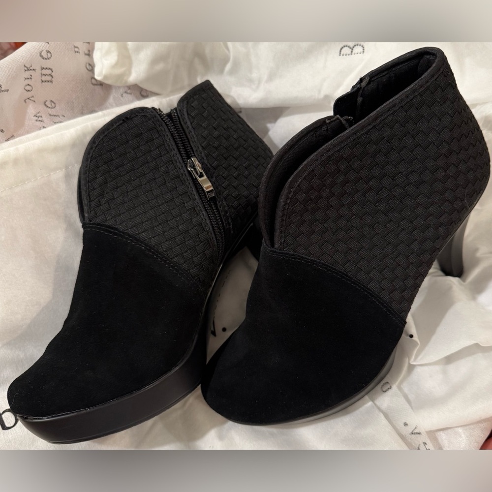 bernie mev. Black Megan Ankle Wedge Booties Size 40/9 NEW